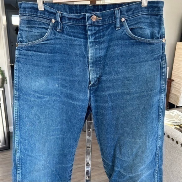 💋VTG Vintage Wrangler men’s distressed faded wallet pocket blue jeans 👖 36x34 - Picture 4 of 13
